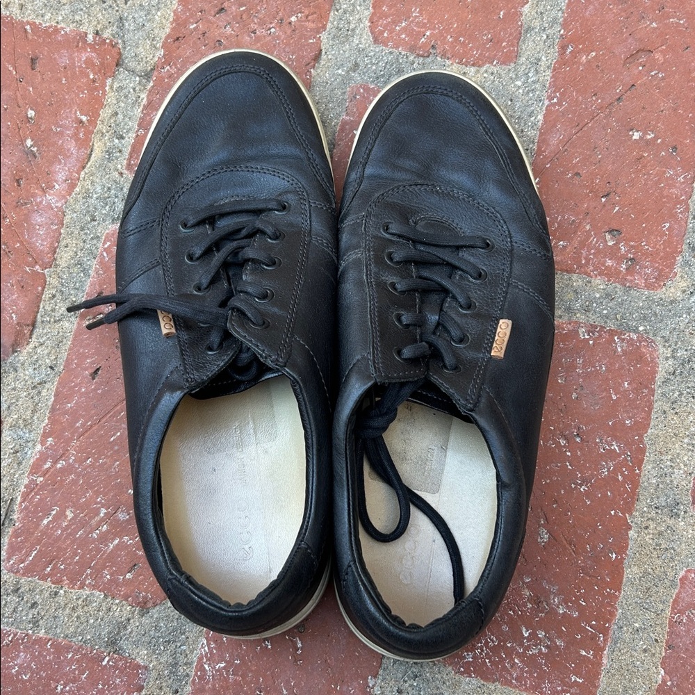 MEN’s Ecco Black Leather Lace-Up Sneakers. Good condition. Size men’s 13.